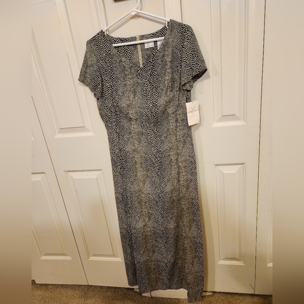 Emma James NEW long dress size 8 short sleeve
